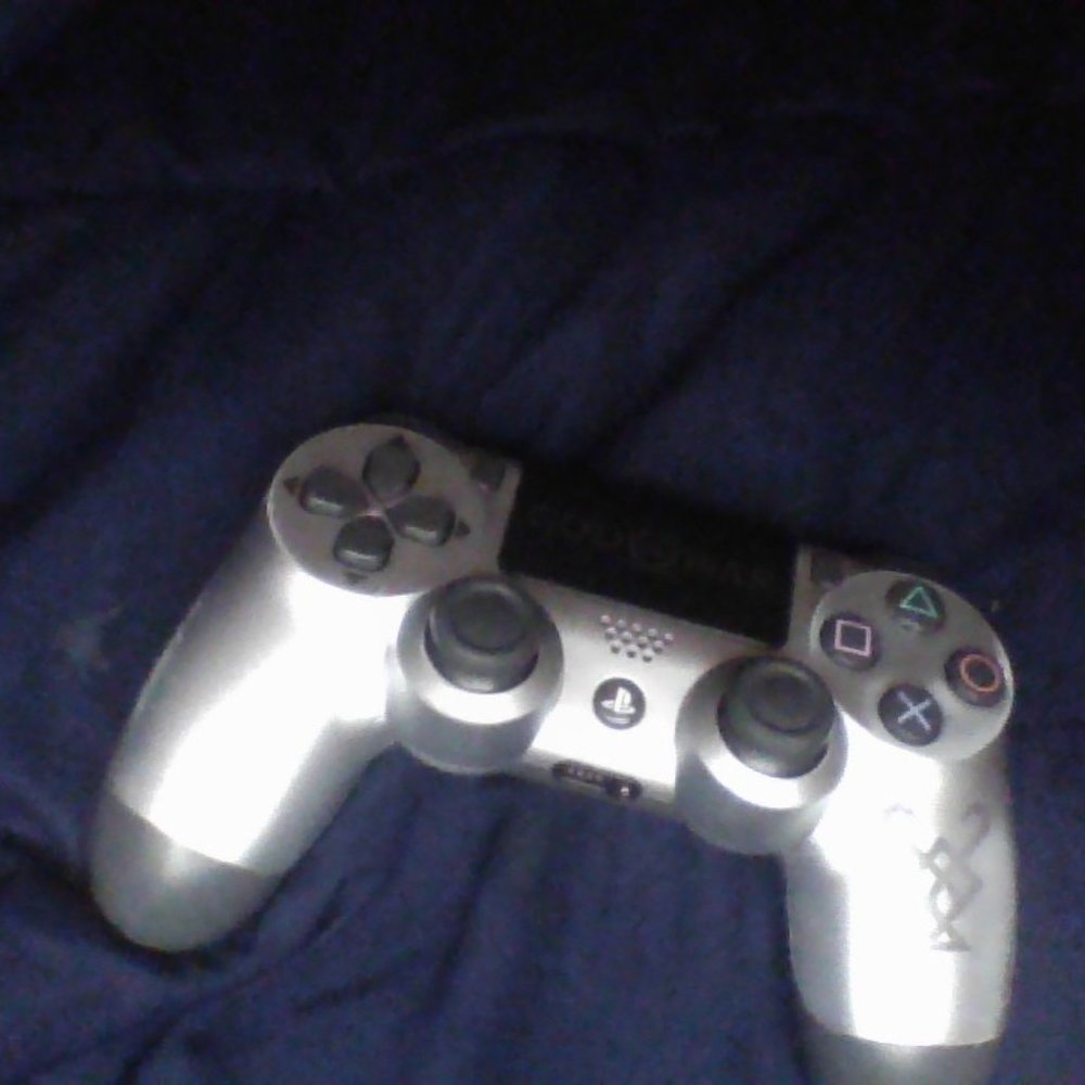 PS4 Controller - Picture 3 of 3
